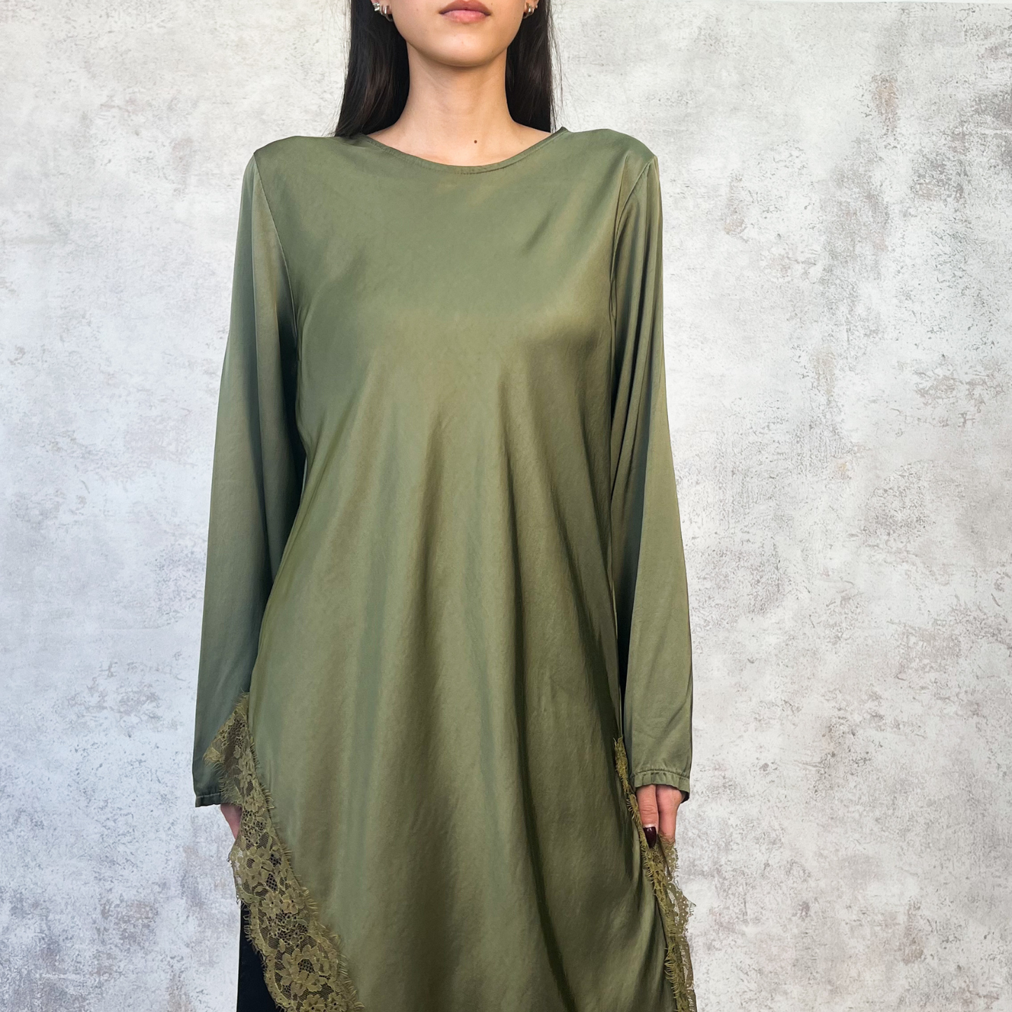 Blusa asimetrica con encaje verde