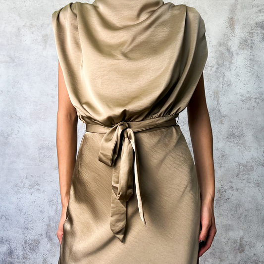 Vestido satinado color mocka