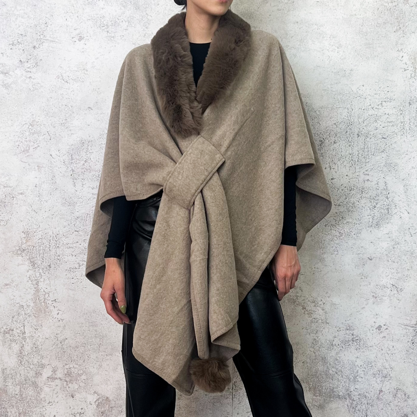 Poncho piel sintética alrededor taupe
