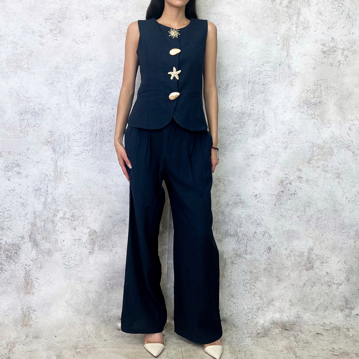 Conjunto de chaleco y pantalón con botones de figuras azul