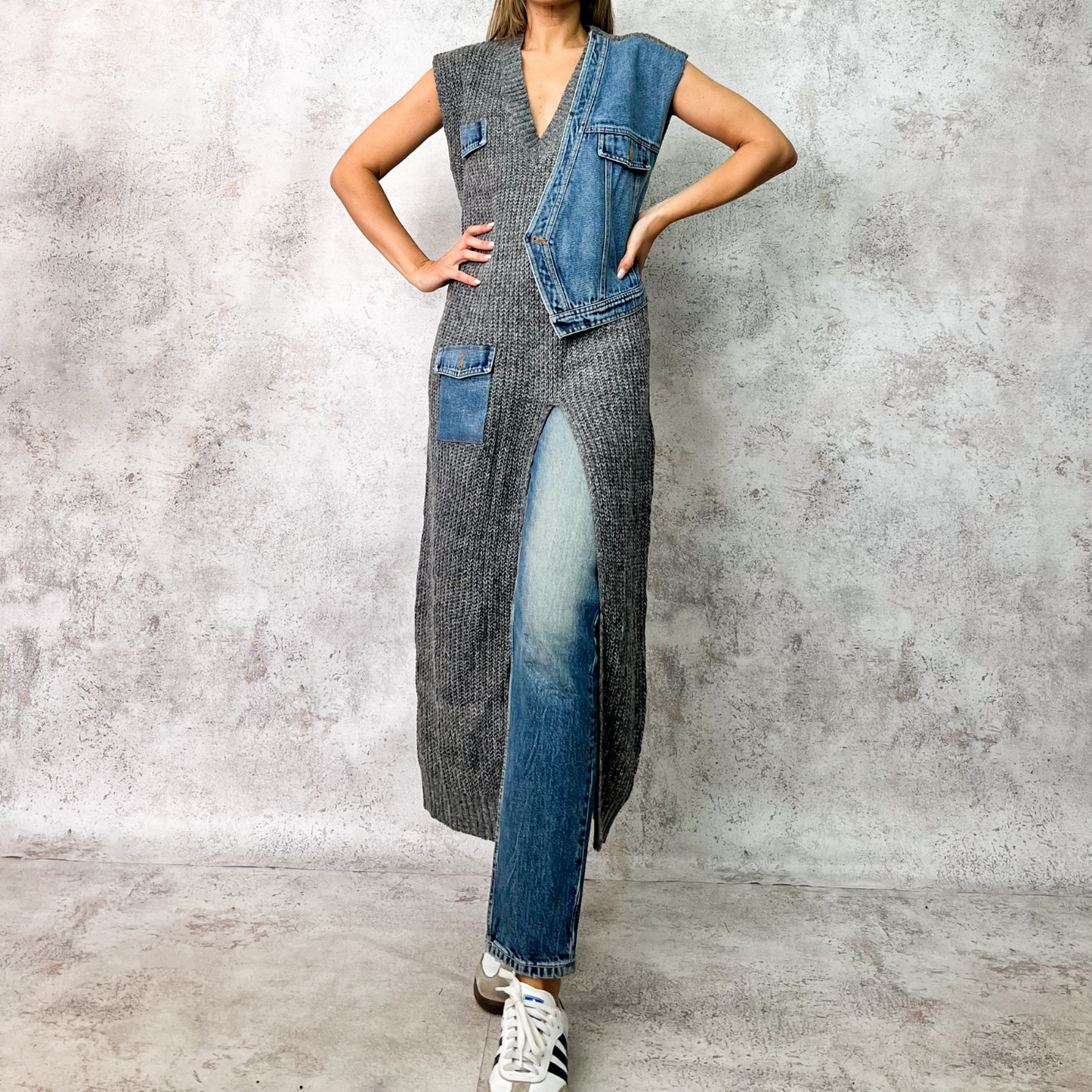 Sueter largo gris tejido con aplicaciones denim