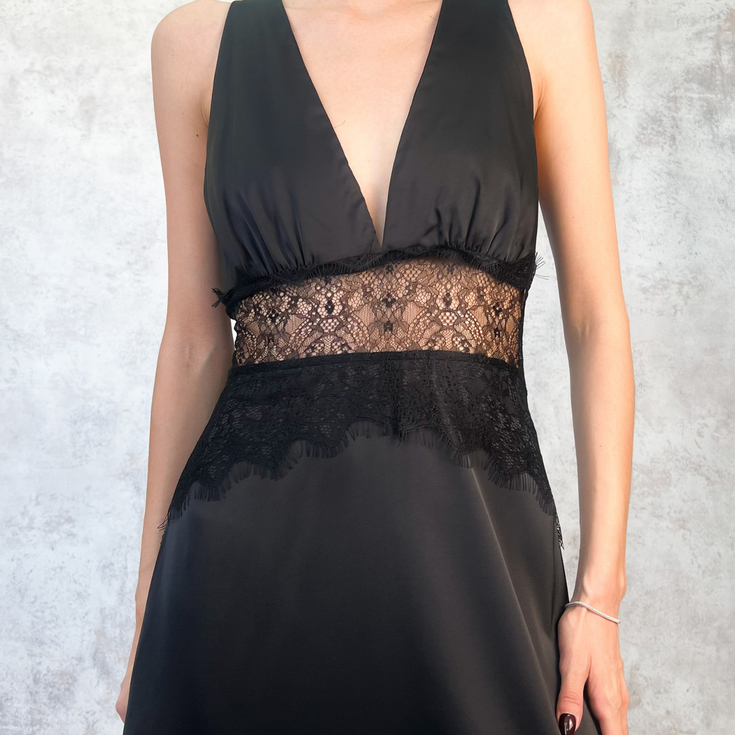 Vestido lencero con encaje negro
