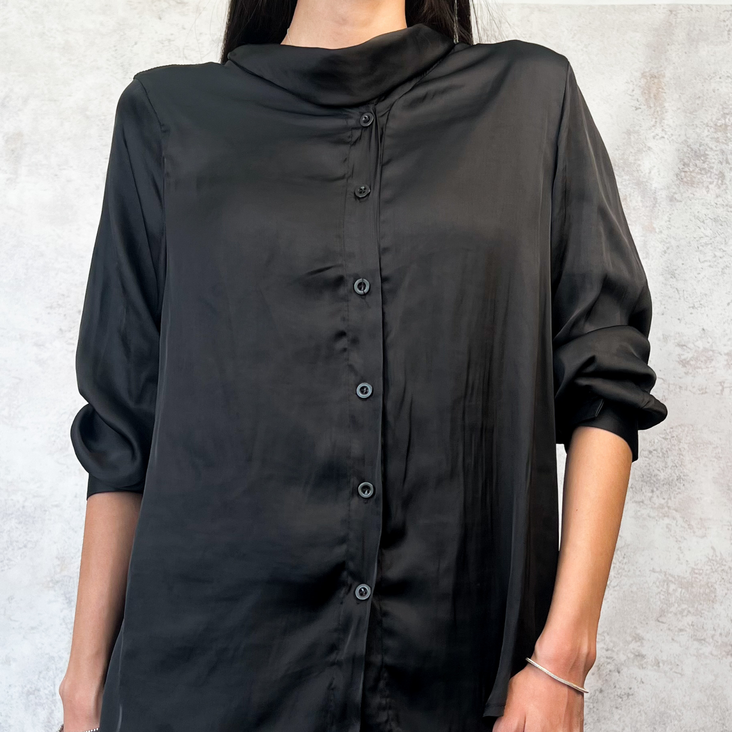 Blusa satinada negra