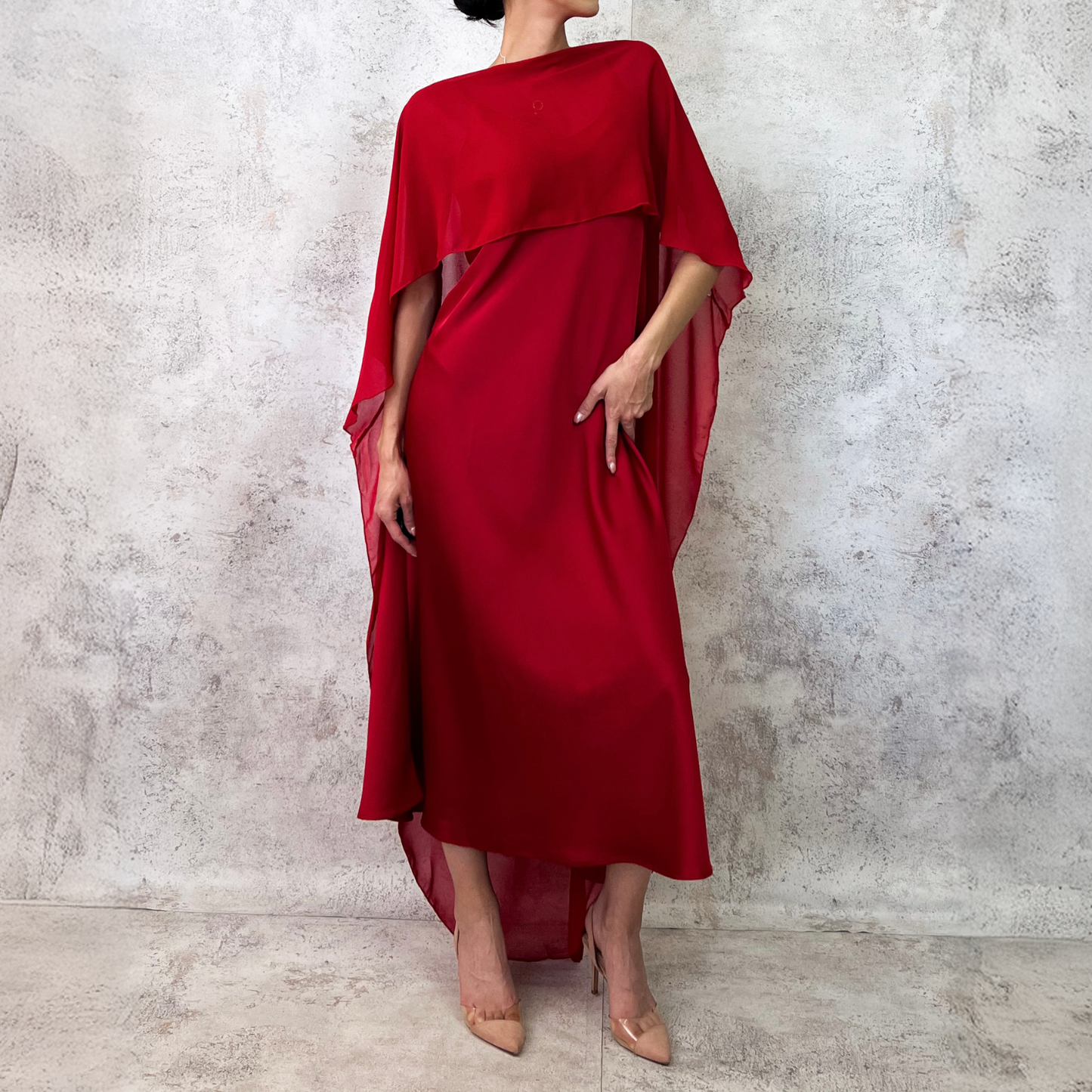 Vestido rojo con capa de gasa