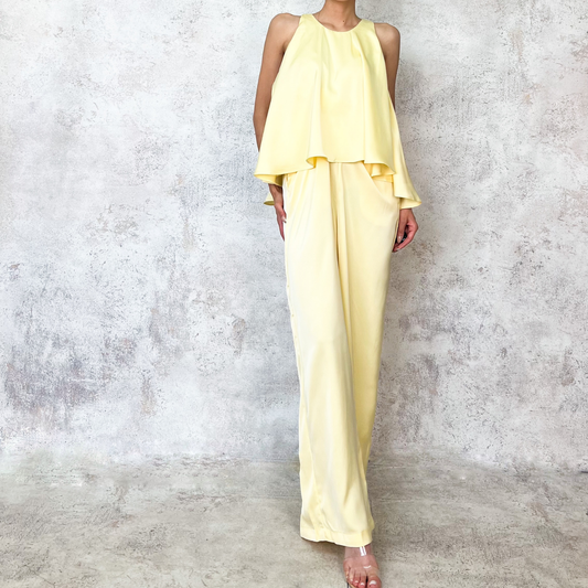 Jumpsuit amarillo en tela satinada