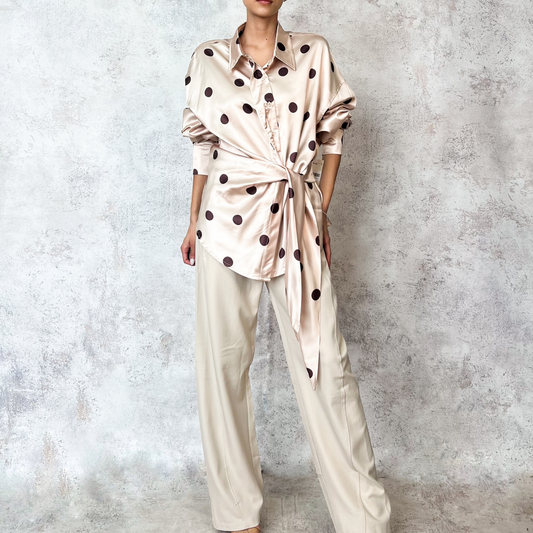 Blusa beige con puntos cafe