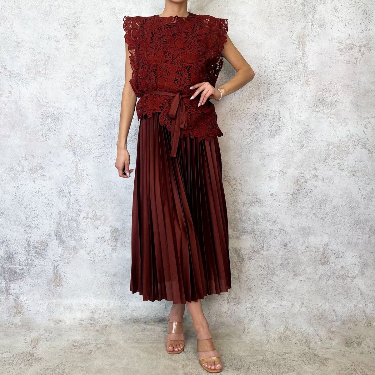 Vestido midi ensamble guipiur vino