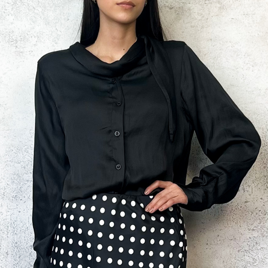 Blusa satinada negra