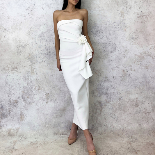 Vestido strapless con flor blanca