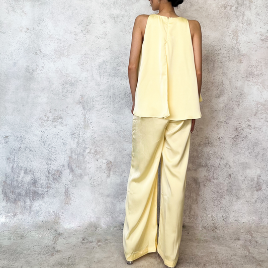 Jumpsuit amarillo en tela satinada
