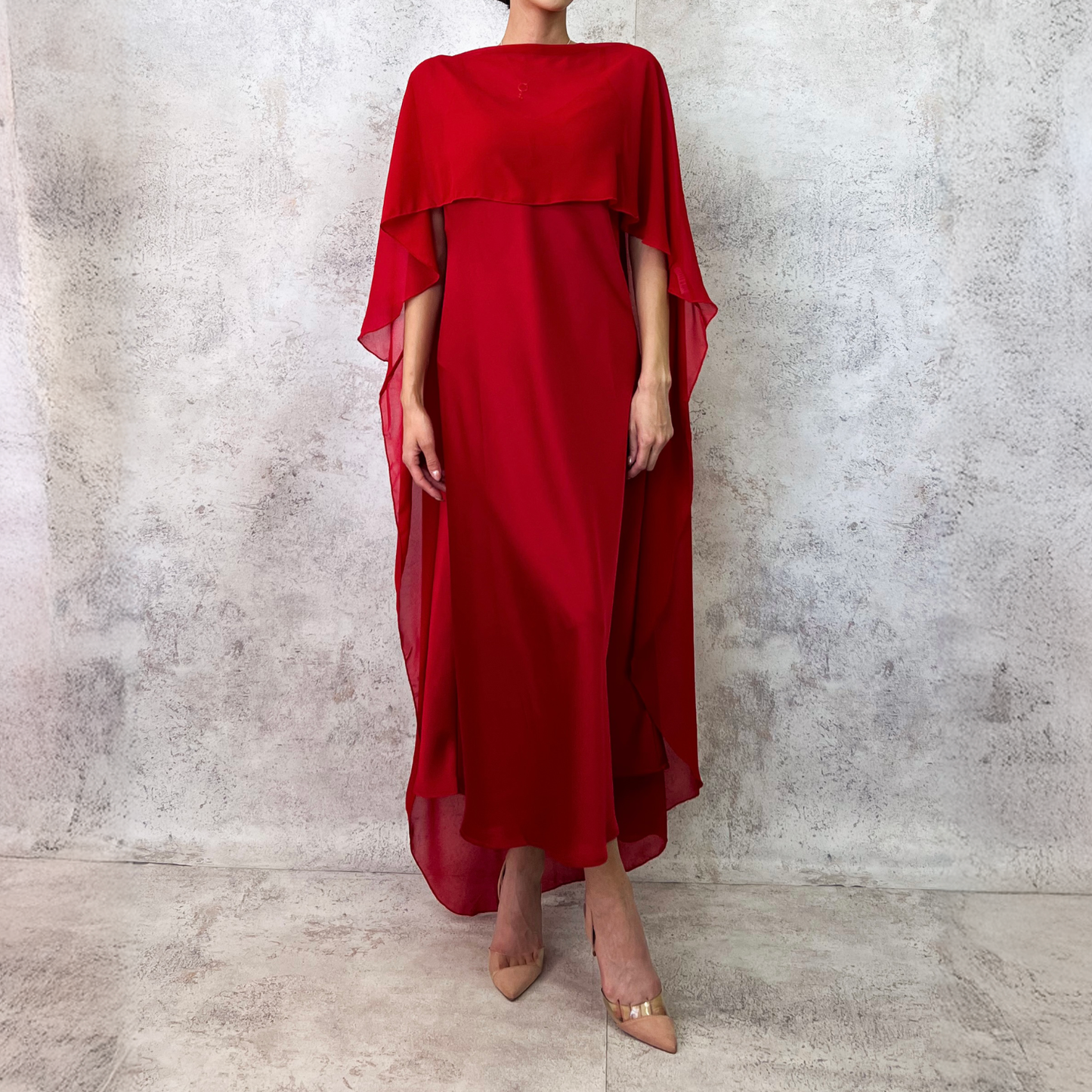 Vestido rojo con capa de gasa