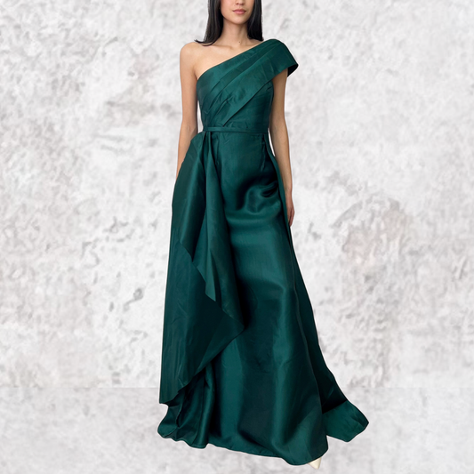 Vestido largo verde esmeralda con sobrefalda