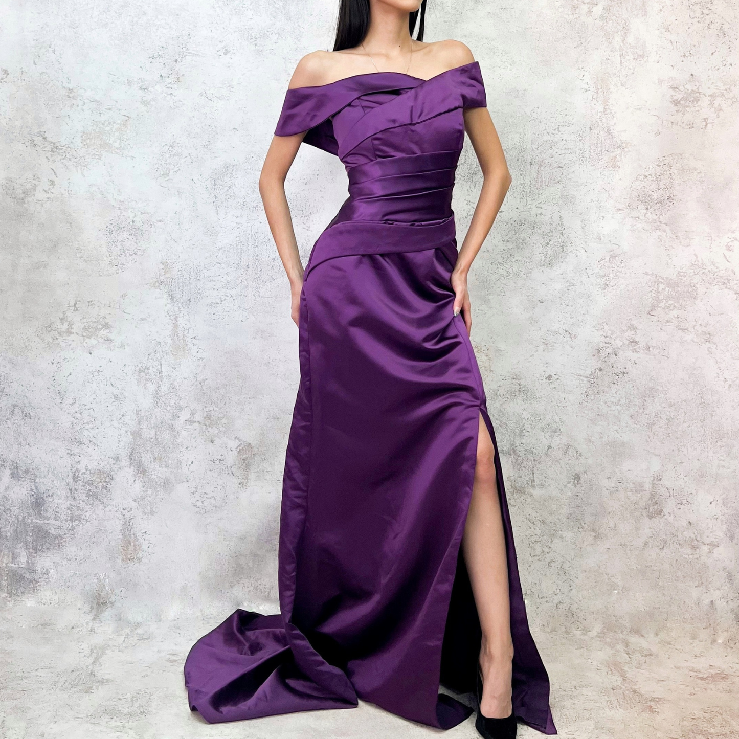 Vestido largo violeta en satín estructurado