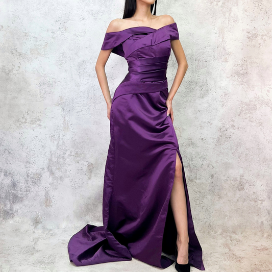 Vestido largo violeta en satín estructurado