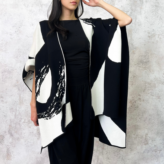 Capa estampada blanco y negro.