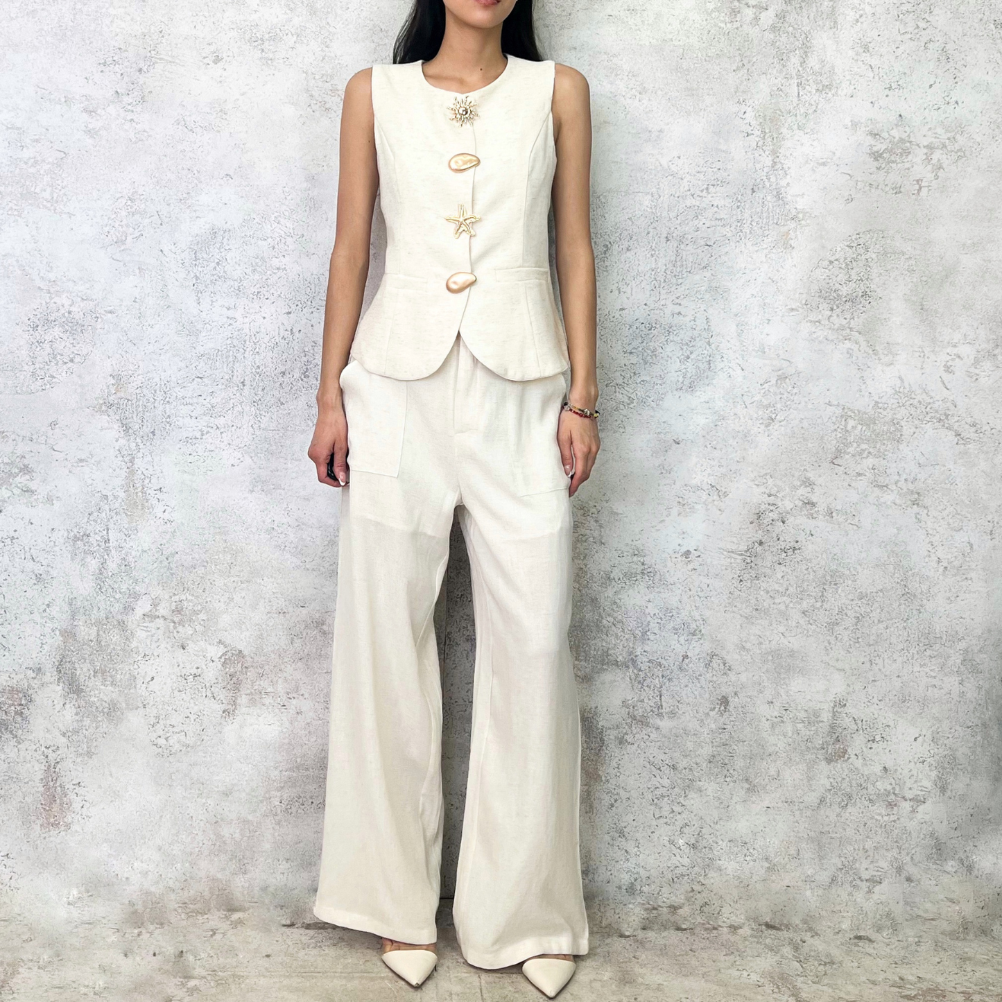 Conjunto de chaleco y pantalón con botones de figuras beige