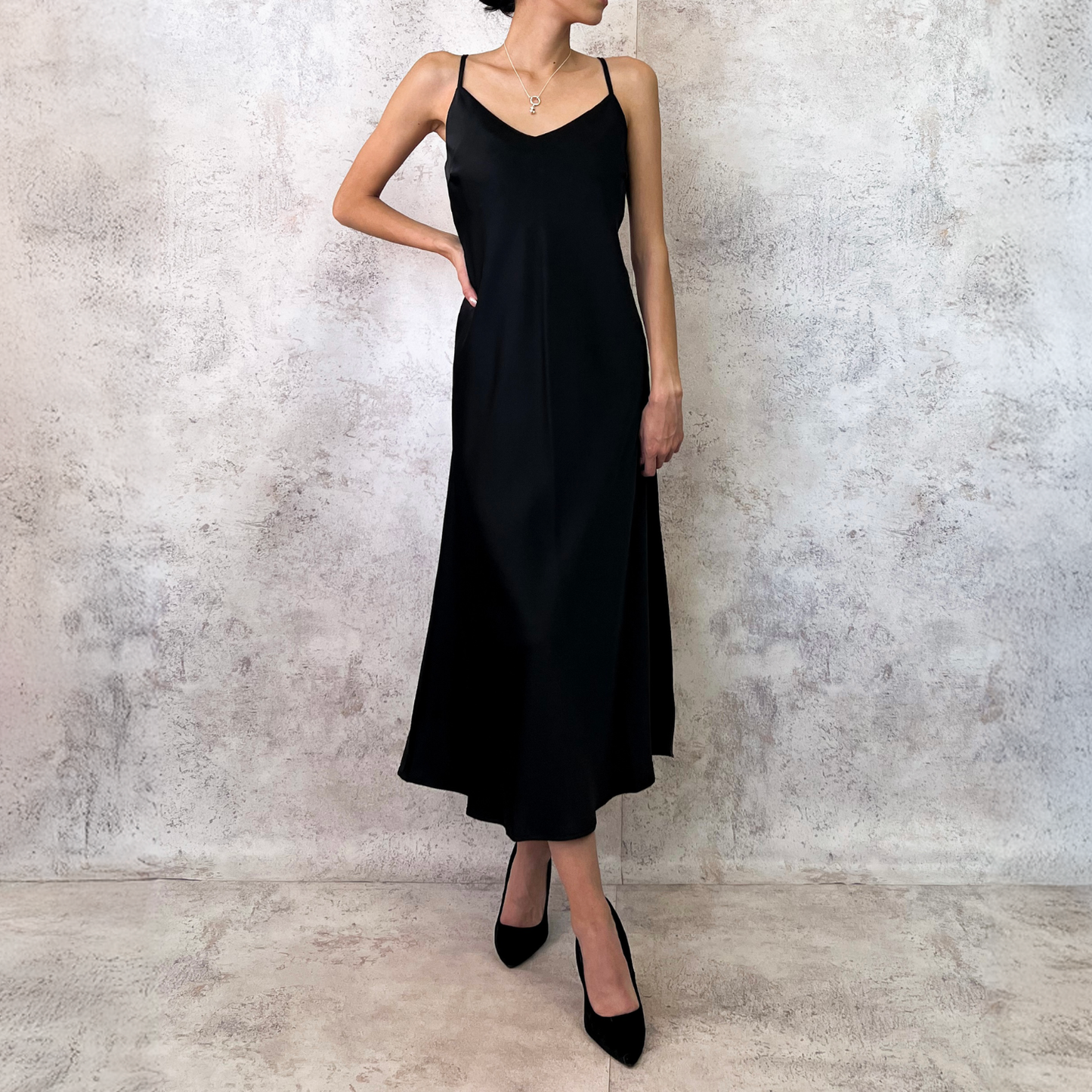 Vestido negro con capa de gasa