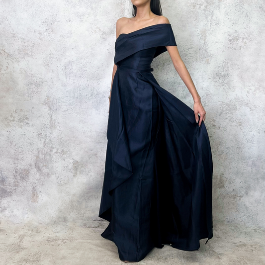 Vestido largo azul marino con sobrefalda