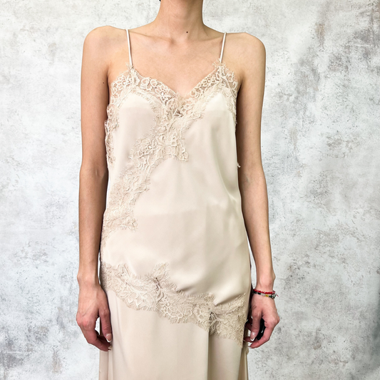 Blusa asimétrica satinada con encaje beige