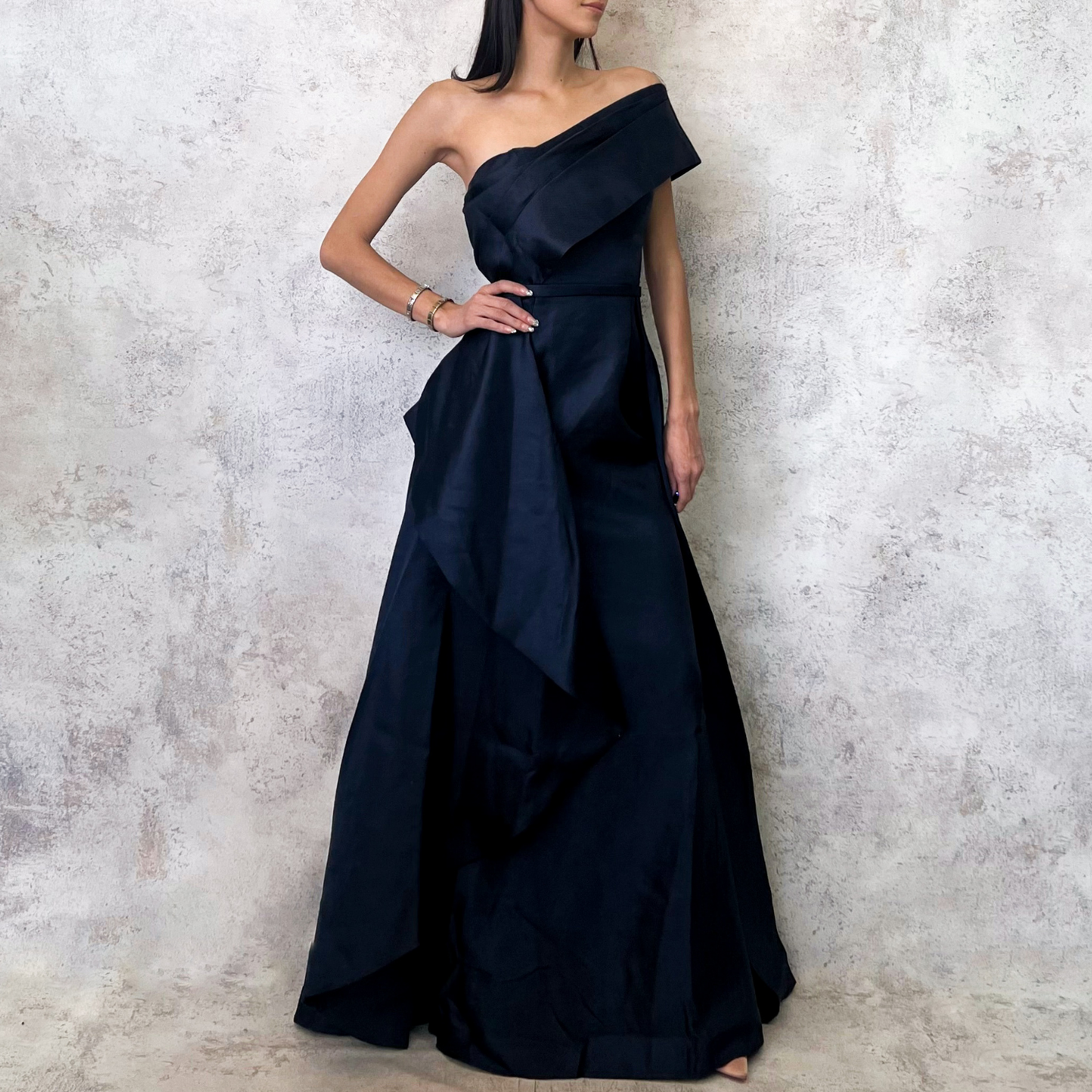 Vestido largo azul marino con sobrefalda