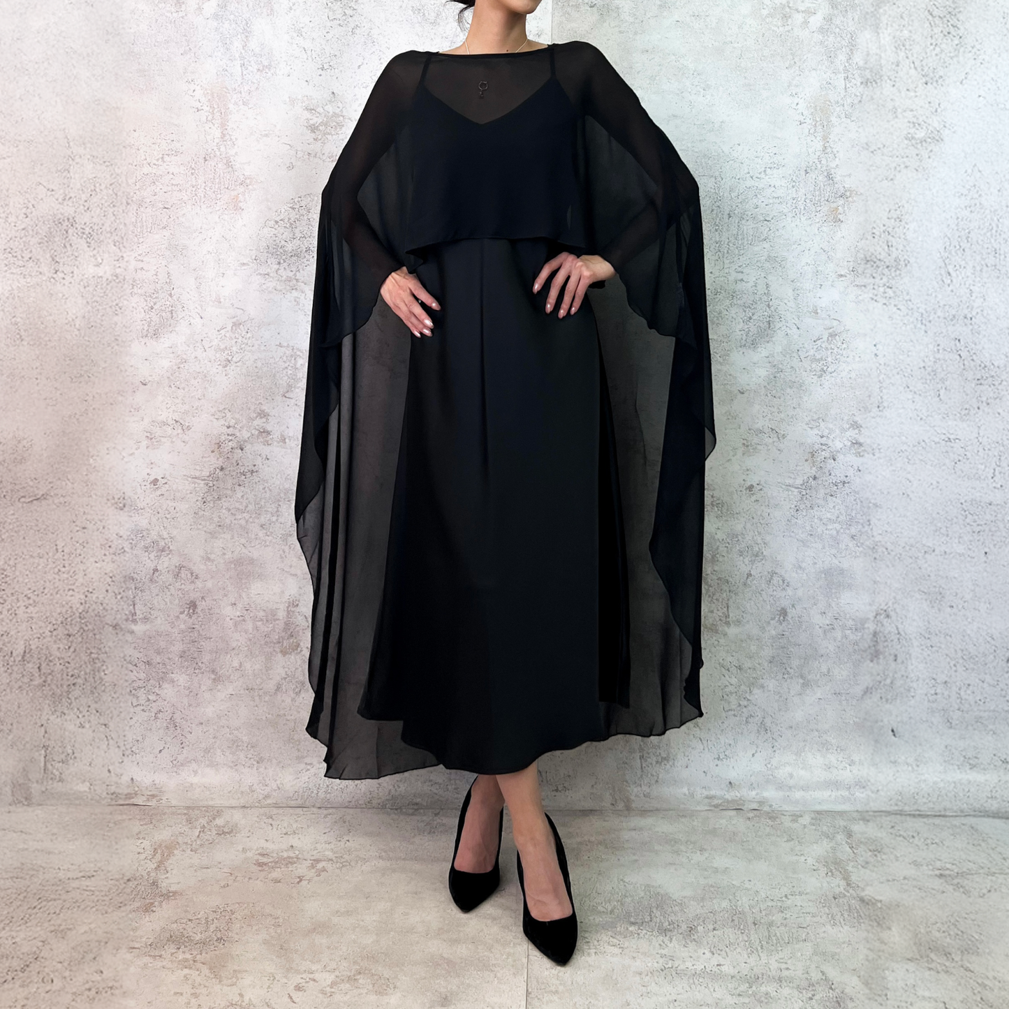 Vestido negro con capa de gasa