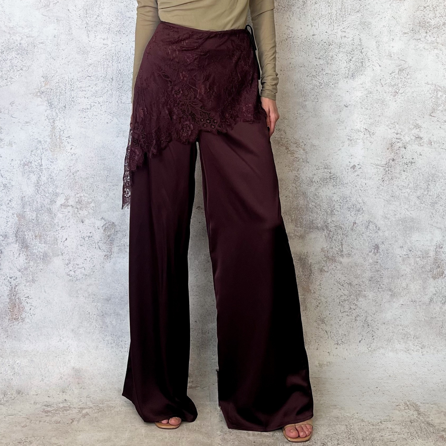 Pantalon satinado con aplicacion de pañuelo