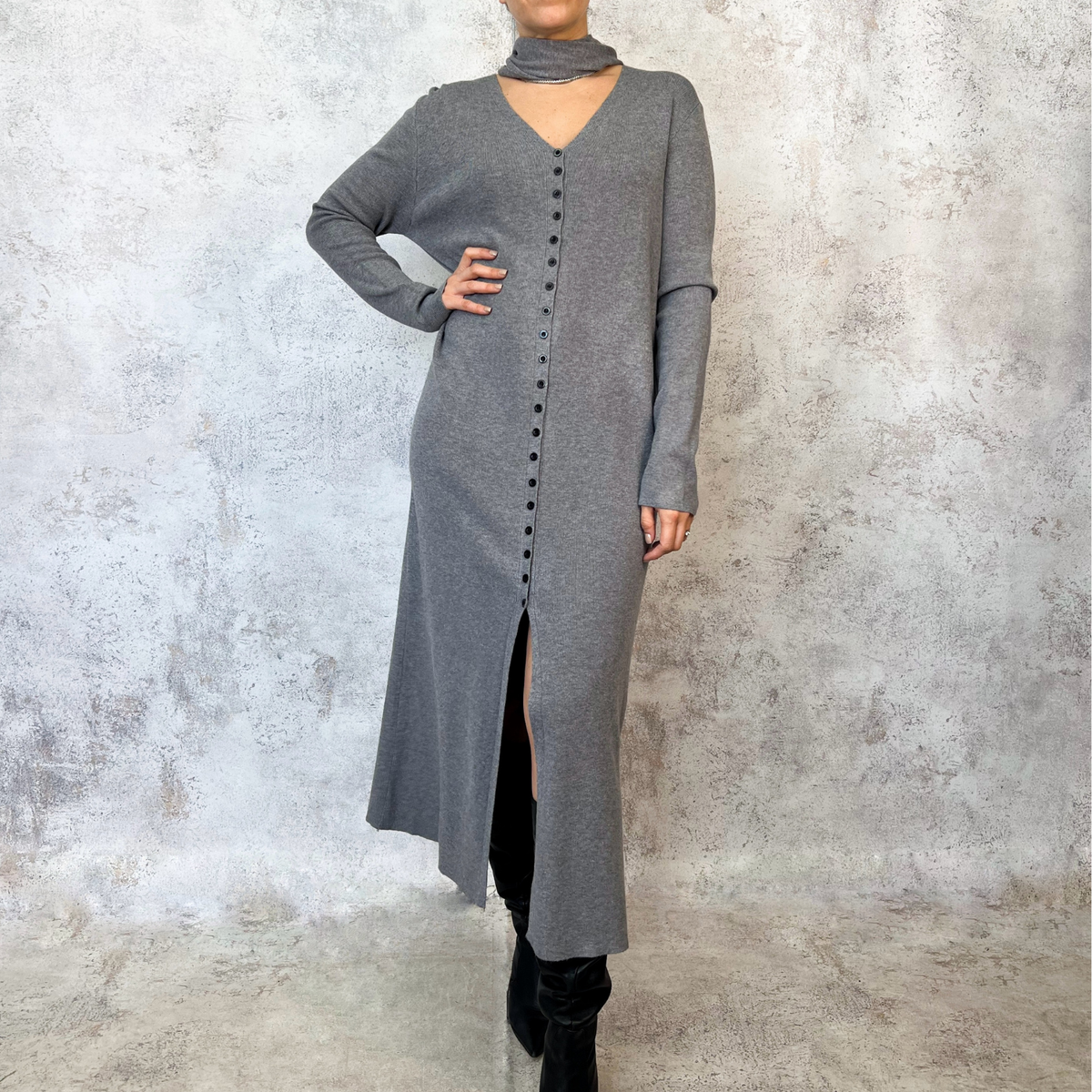 Vestido tejido con bufanda gris