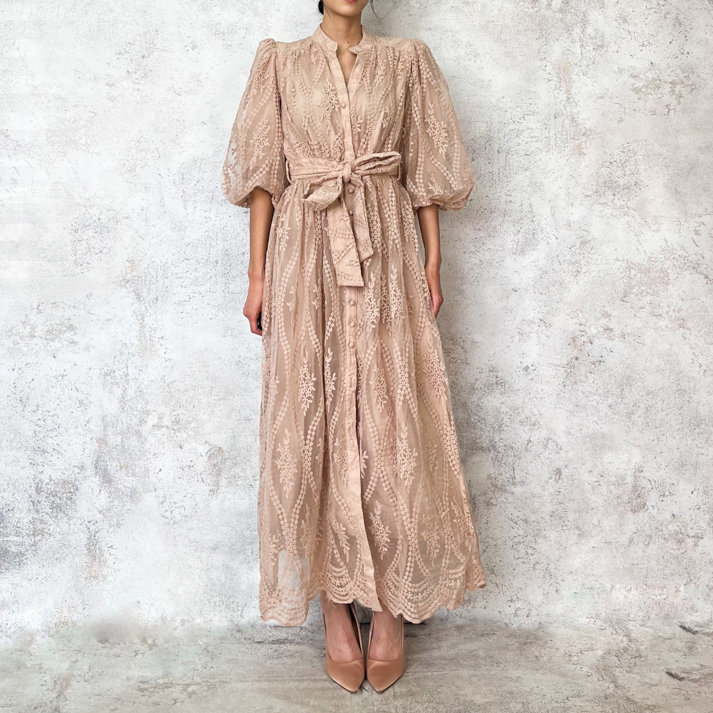 Vestido midi taupe bordado organza