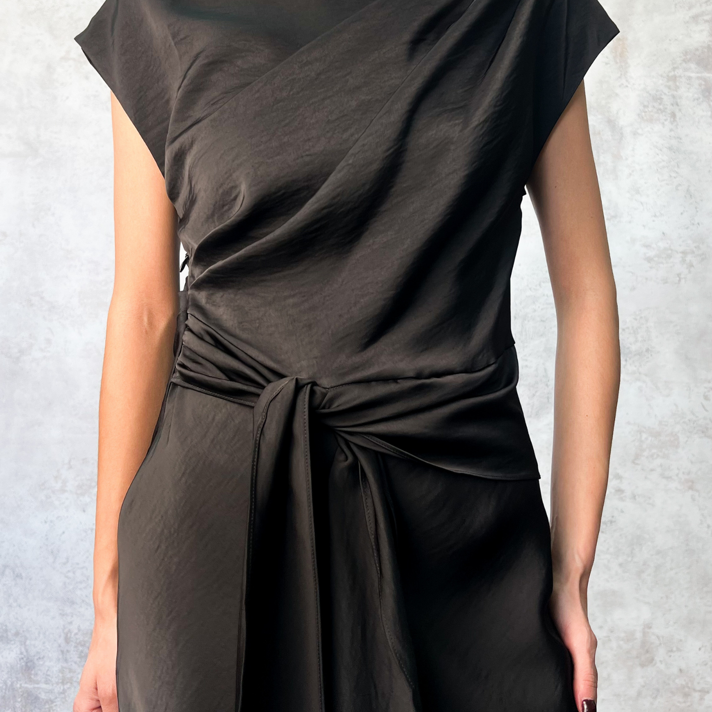 Vestido midi negro manga corta
