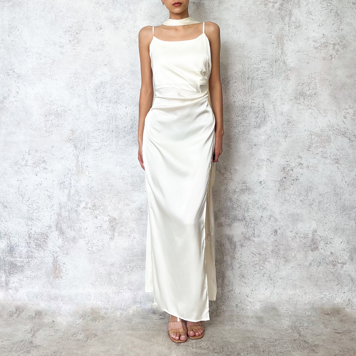 Vestido midi satinado scarf ivory
