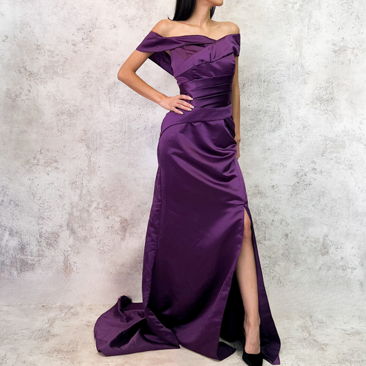 Vestido largo violeta en satín estructurado