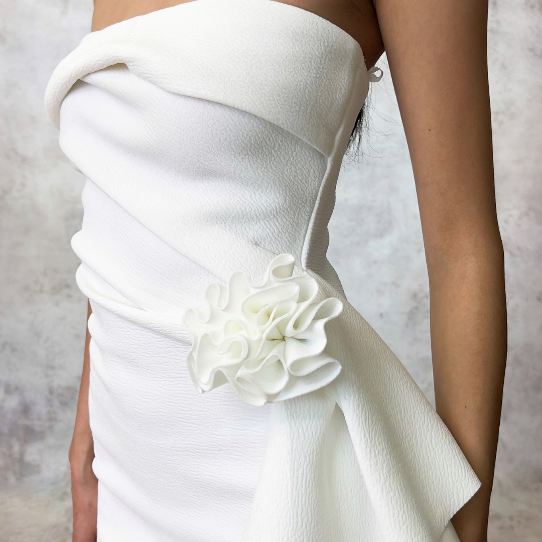 Vestido strapless con flor blanca