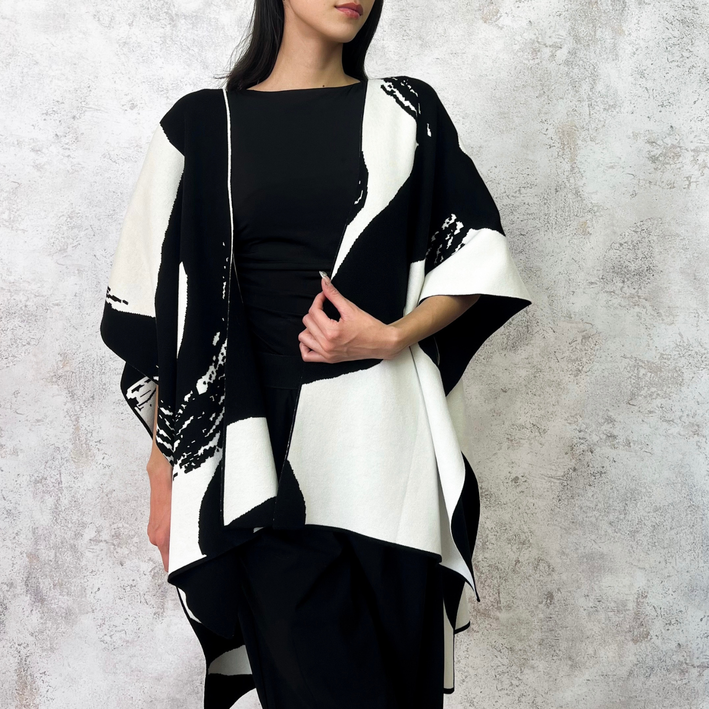 Capa estampada blanco y negro.