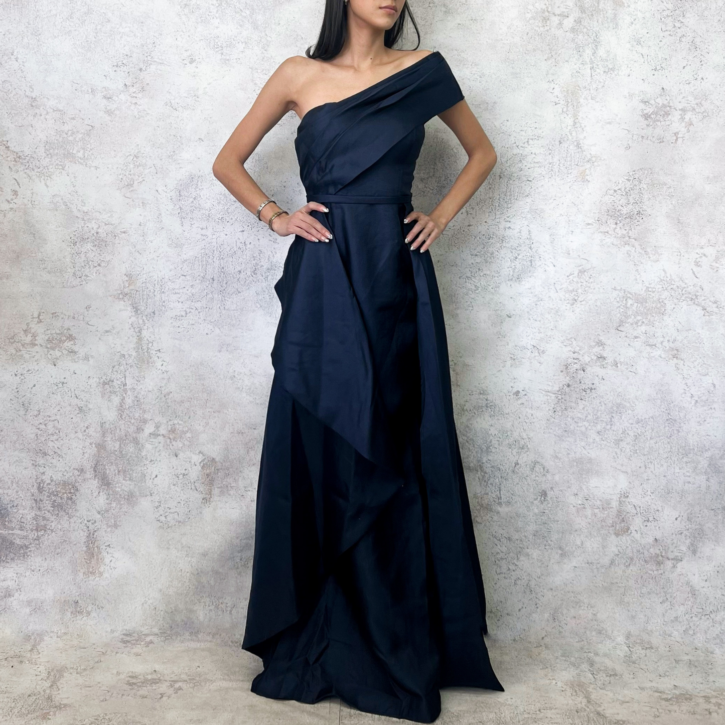 Vestido largo azul marino con sobrefalda