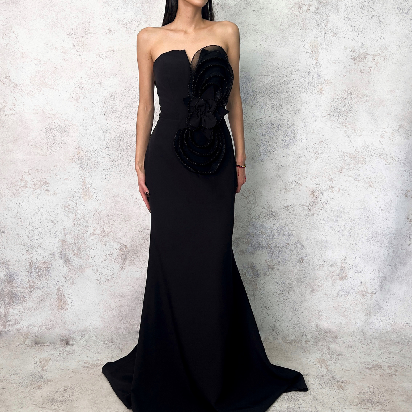 Vestido largo negro strapless aplicación flor