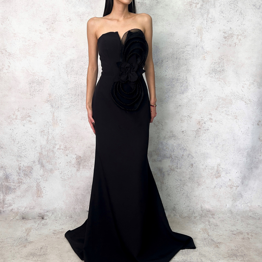 Vestido largo negro strapless aplicación flor