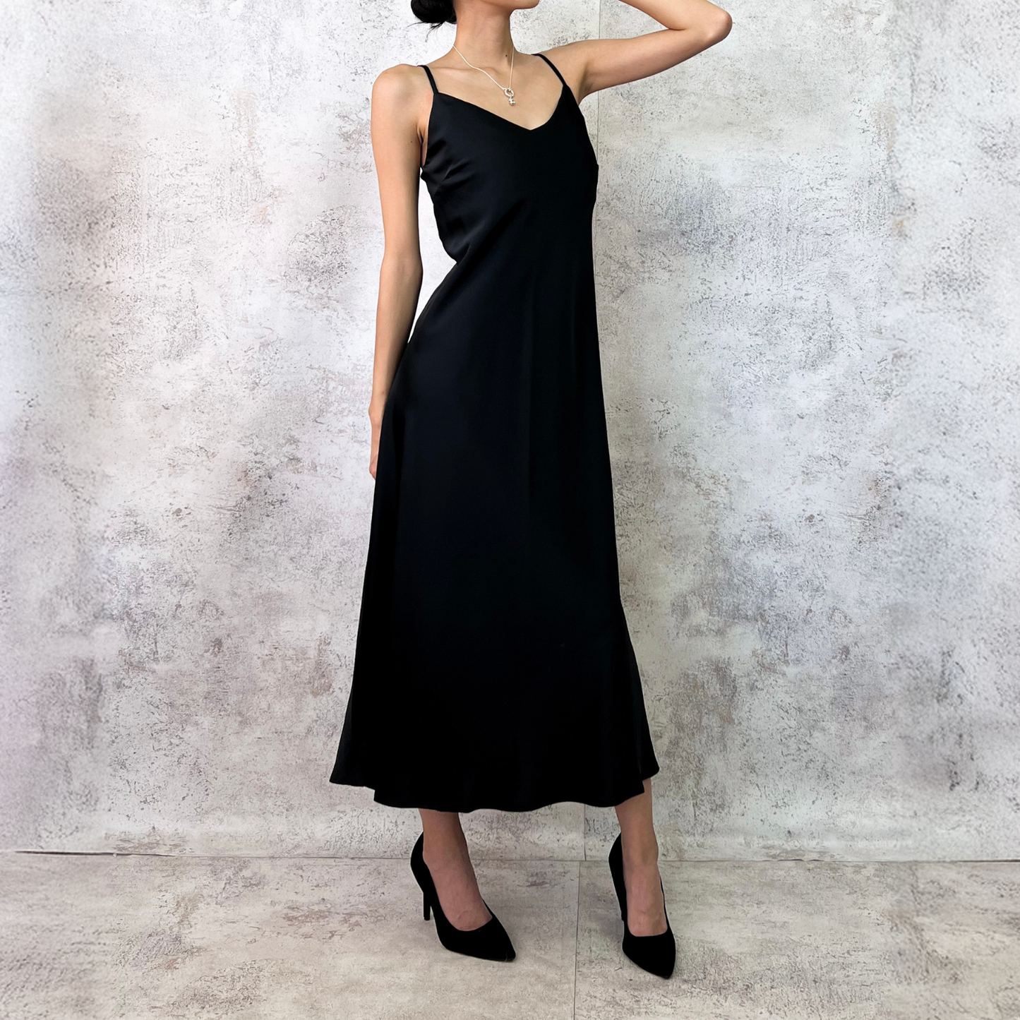 Vestido negro con capa de gasa