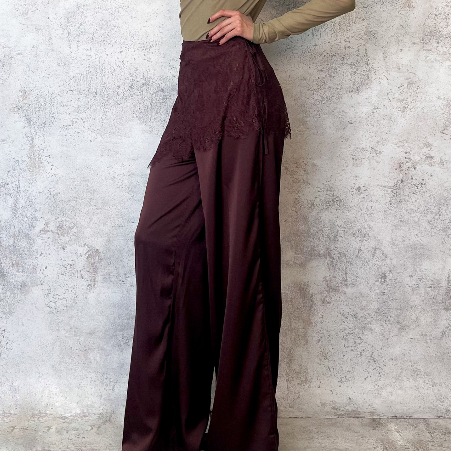 Pantalon satinado con aplicacion de pañuelo