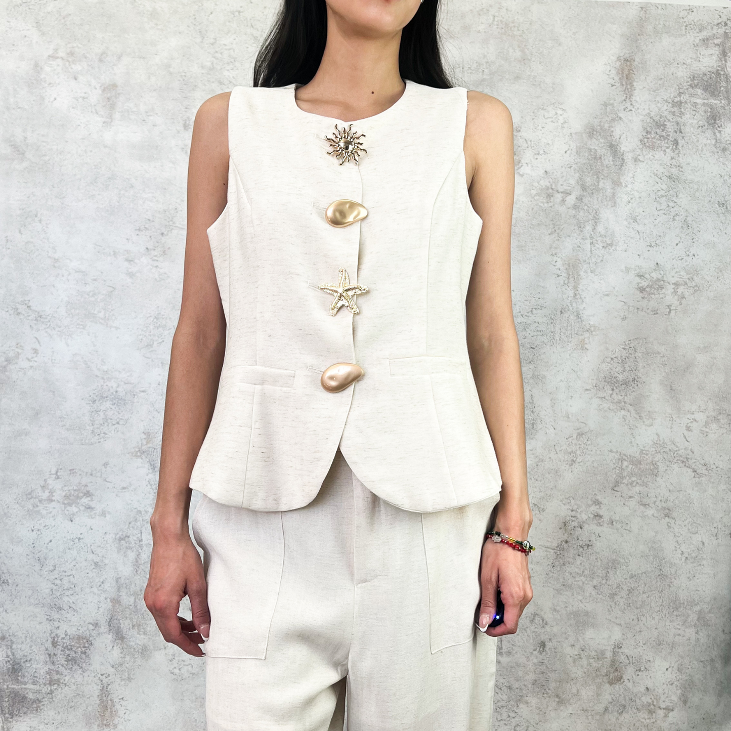 Conjunto de chaleco y pantalón con botones de figuras beige