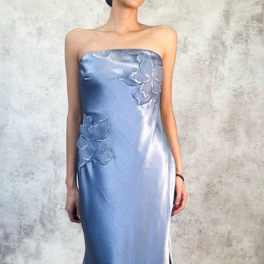 Vestido largo azul cielo con flores resaltadas