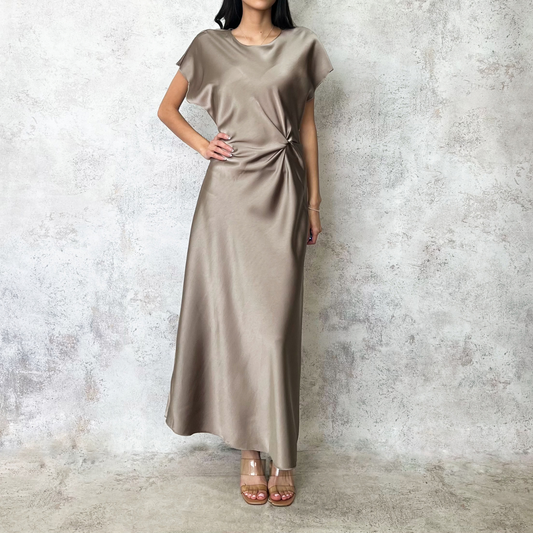 Vestido midi satinado taupe