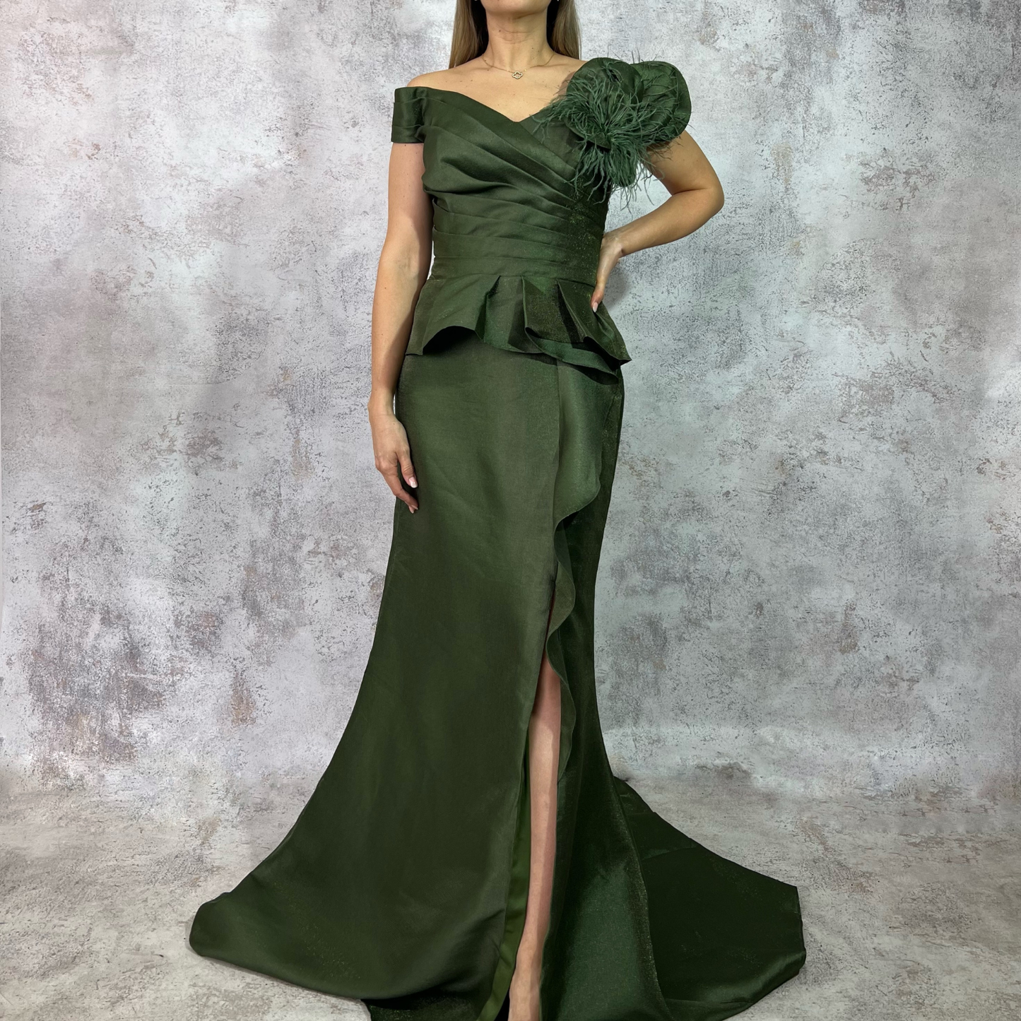 Vestido largo verde olivo con plumas