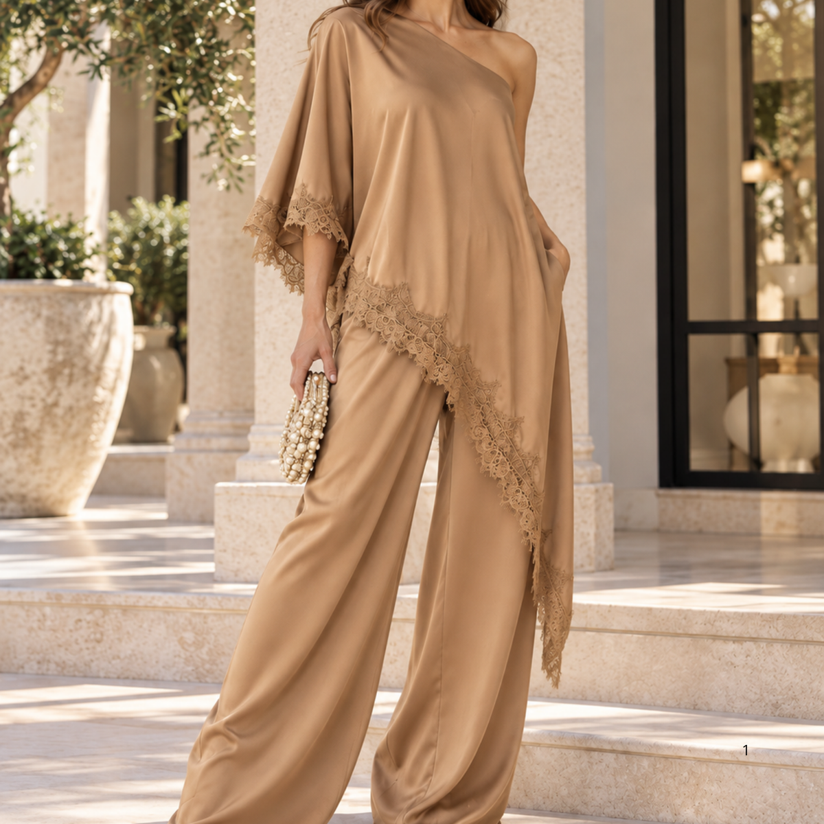Conjunto beige asimétrico con encaje