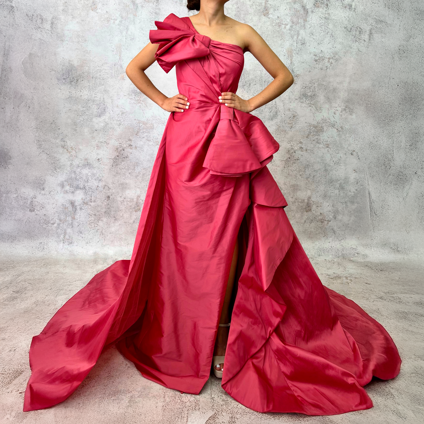 Vestido largo de tafeta con detalle de moño rosa