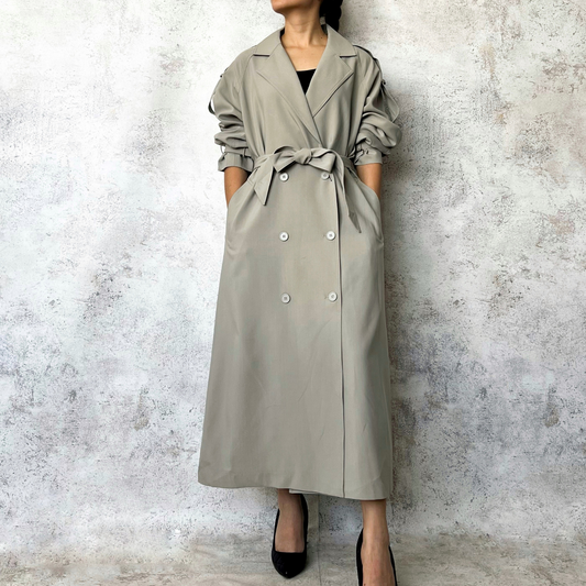 Gabardina larga botones gris.