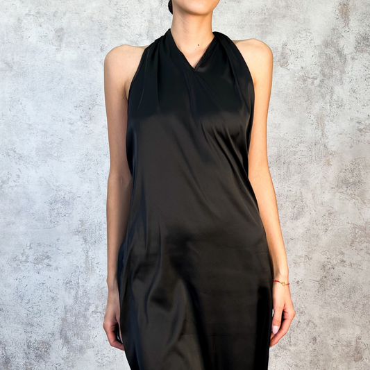 Vestido corto negro satinado