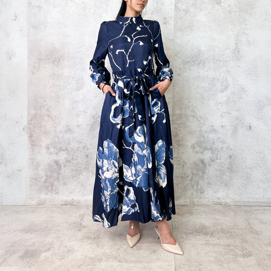 Vestido midi azul marino con estampado floral