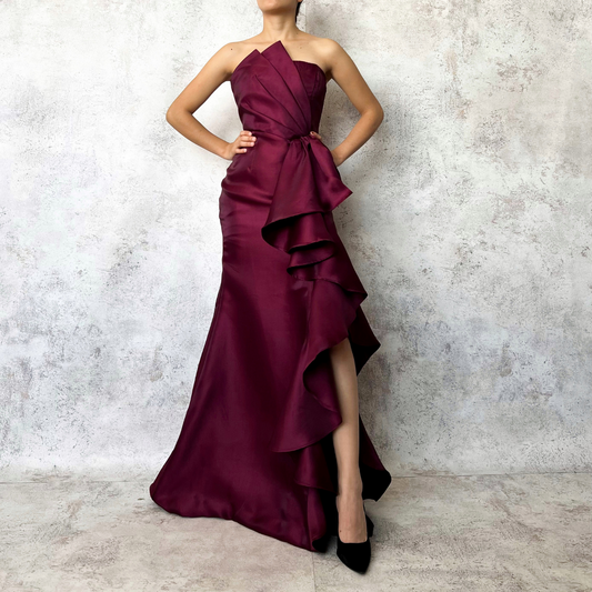 Vestido strapless olanes lado burgundy.