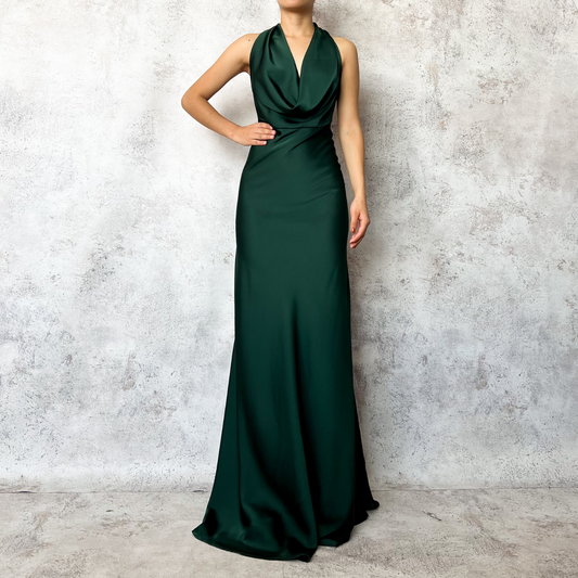 Vestido largo cuello escotado verde.