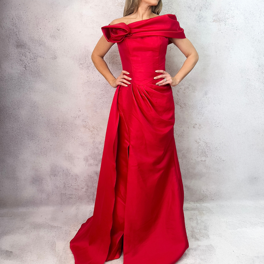 Vestido largo de tafeta rojo.